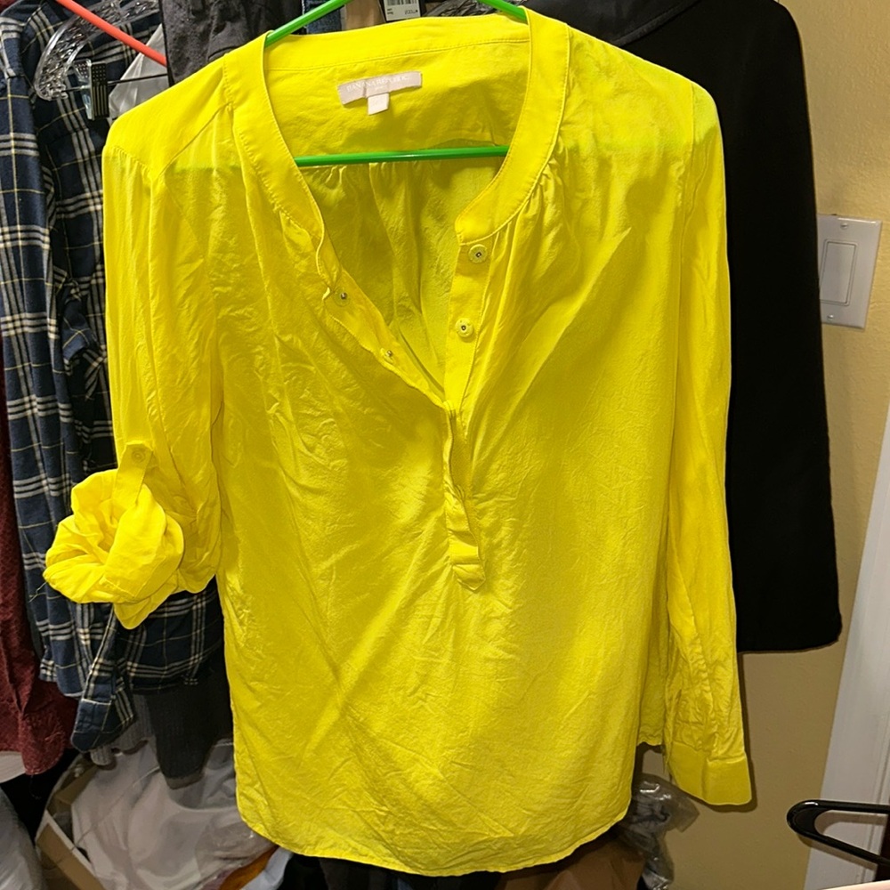 BR silk Blouse in bright yellow w button down front. Beautiful color for summer